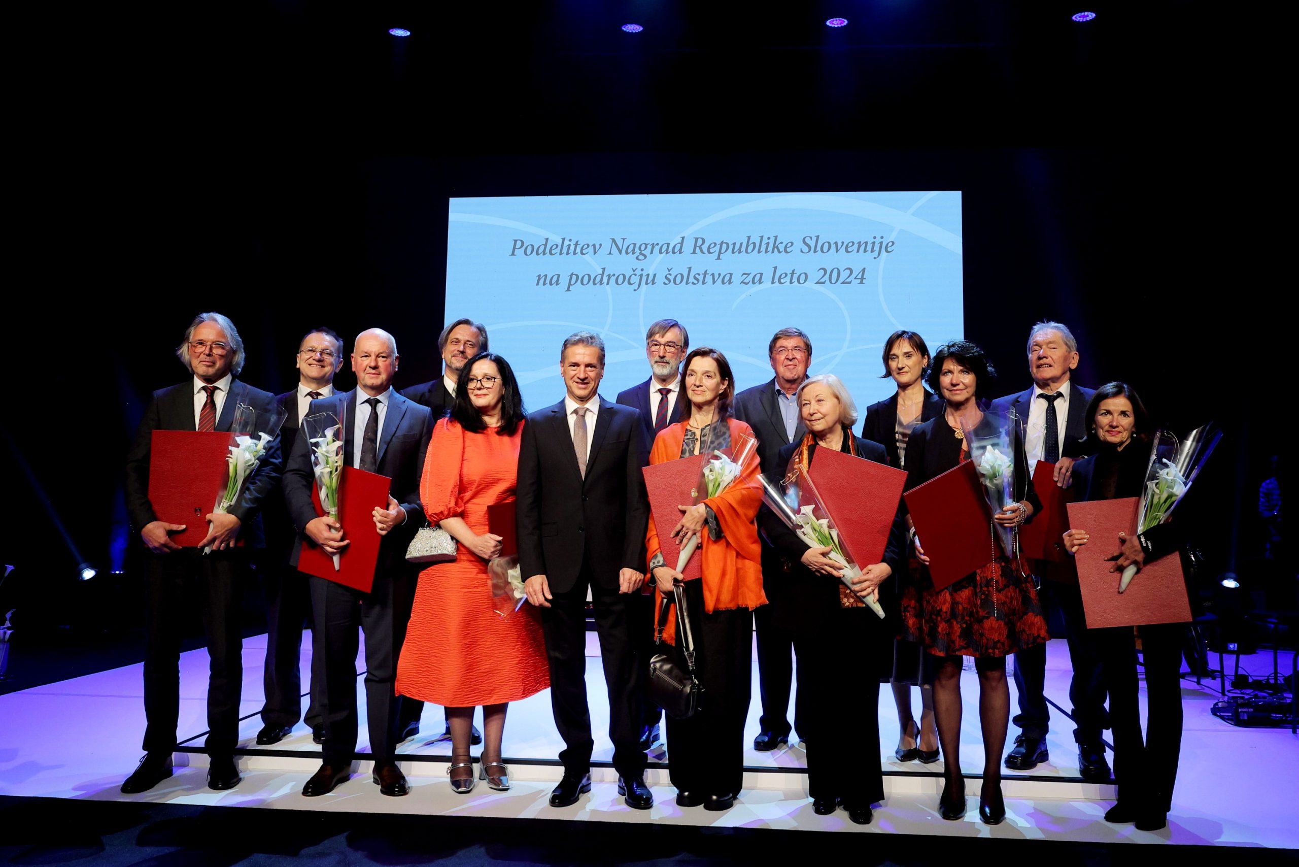 Prime Minister Dr Robert Golob and Minister of Education Dr Darjo Felda with the winners and the chairman of the committee (source: STA)